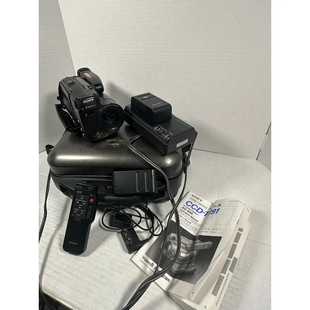 Sony Handycam Video 8 CCD-TR91 Camcorder Bundle SteadyShot 10x Zoom NTSC Case